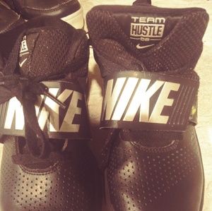 Boys basketball shoes. Nike's size 5